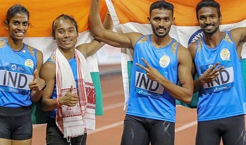 2018- ஆசிய விளையாட்டில் வெள்ளி வென்றிருந்த இந்திய அணியினர் முகமது அனாஸ்,ஹிமா தாஸ், பூவம்மா, ஆரோக்கியதாஸ்: படம் உதவி ட்விட்டர்.