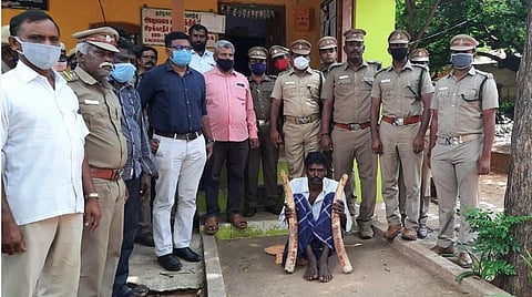 அஞ்செட்டி வனச்சரக அலுவலகம் முன்பு யானை தந்தங்களுடன் கைது செய்யப்பட்ட நபருடன், ஓசூர் வனக்கோட்ட வன உயிரினக் காப்பாளர் பிரபு மற்றும் வனத்துறை சிறப்புக் குழுவினர்.