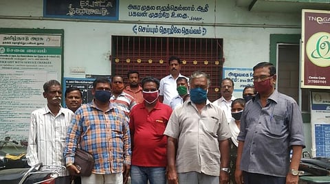 அரியலூர் மாவட்டம் ஜெயங்கொண்டத்தில் வேலைநிறுத்தத்தில் ஈடுபட்டுள்ள தொடக்க வேளாண் கூட்டுறவு கடன் சங்க பணியாளர்கள்.