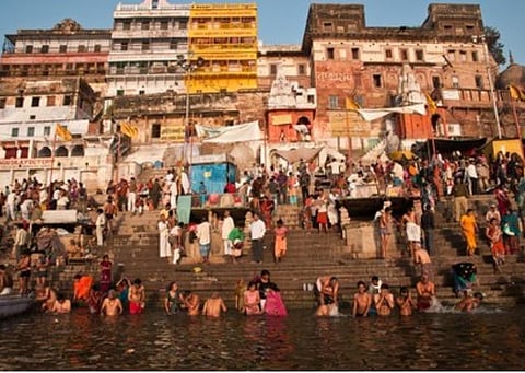 வாரணாசியில் புரோகிதர்களுக்கு மீண்டும் ரூ.100 வரி விதிக்கப்பட்டதால் சர்ச்சை: ஆங்கிலேயர் காலத்தில் ஜவஹர்லால் நேரு வாதாடி ரத்து செய்தது