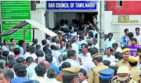 சட்டப்படிப்பு முடித்தவர்கள் காணொலி மூலம் வழக்கறிஞராகப் பதிவு செய்ய உத்தரவிடக் கோரி வழக்கு: பார் கவுன்சிலுக்கு உயர் நீதிமன்றம் நோட்டீஸ்