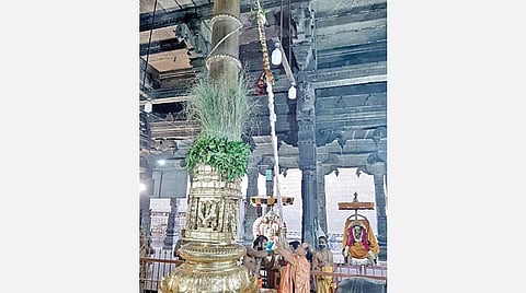 திருவண்ணாமலை அண்ணாமலையார் கோயிலில் ஆடிப்பூர பிரம்மோற்சவ கொடியேற்றம் நேற்று நடைபெற்றது.