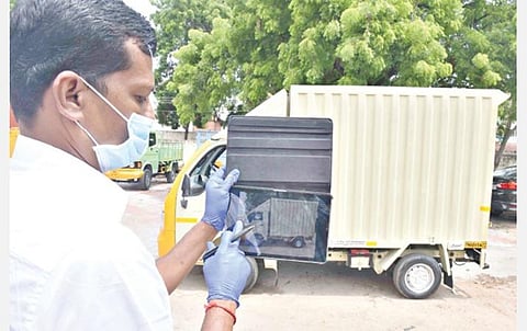 கோவை (மைய) வட்டாரப் போக்குவரத்து அலுவலகத்தில் வாகன தகுதிச் சான்று வழங்குவதற்கான பிரத்தியேக செயலியில் புகைப்படத்தை பதிவேற்றம் செய்யும் ஆய்வாளர். படம்: ஜெ.மனோகரன்