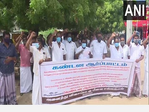 பெட்ரோல், டீசல் விலை உயர்வால் நாங்கள் கடுமையாகப் பாதிக்கப்படுகிறோம்: ராமேஸ்வரம் மீனவர்கள் போராட்டம்