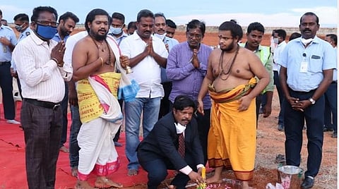 தூத்துக்குடி விமான நிலைய ஓடுதளம் விரிவாக்கம், விமானங்கள் நிறுத்துமிடம் அமைத்தல் உள்ளிட்ட பணிகளை, இயக்குநர் என்.சுப்பிரமணியன் தொடங்கி வைத்தார்.