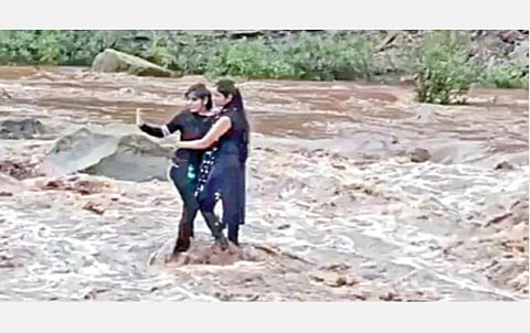 மத்திய பிரதேசத்தில் செல்ஃபி மோகத்தில் ஆற்றின் நடுவில் சிக்கிய 2 மாணவிகள்: கடும் போராட்டத்துக்கு பிறகு போலீஸார் மீட்டனர்
