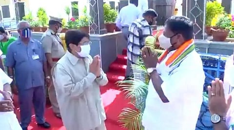 உரையாடிக்கொள்ளும் நாராயணசாமி - கிரண்பேடி