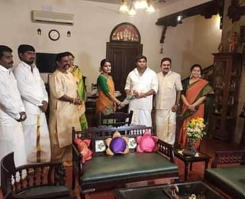 வாண்டையார் குடும்பத்தில் மகளுக்குச் சம்பந்தம் முடித்த தினகரன்.