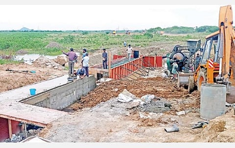 ஆரம்பாக்கம் பகுதியில் அமைக்கப்படும் மதகுகள். படம்: பெ. ஜேம்ஸ்குமார்