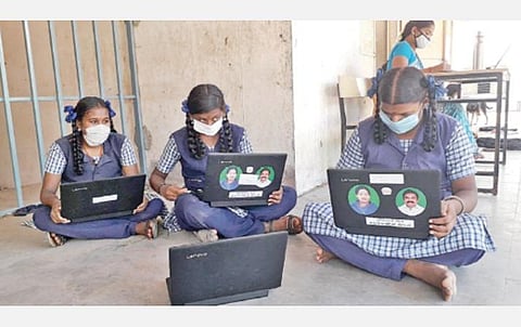 வீட்டில் இருந்து பயில்வதற்காக தமிழக அரசின் விலையில்லா மடிக்கணினிகளில் தங்களுக்கான பாடங்களை பதிவேற்றம் செய்து கொண்டதை பார்வையிடும் கடலூர் மாவட்டம் குறிஞ்சிப்பாடி அரசுப் பள்ளி பிளஸ் 2 மாணவிகள்.