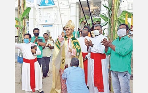 தூத்துக்குடி தூய பனிமய மாதா பேராலய 438-வது ஆண்டுப் பெருவிழா நேற்று கொடியேற்றத்துடன் தொடங்கியது. கரோனா ஊரடங்கால் பக்தர்கள் பங்கேற்கவில்லை. 700 போலீஸார் பாதுகாப்பு பணியில் ஈடுபட்டனர். (அடுத்த படம்) தூத்துக்குடி கத்தோலிக்க மறைமாவட்ட ஆயர் ஸ்டீபன் ஆண்டகை கொடியேற்றினார். படங்கள்: என்.ராஜேஷ்