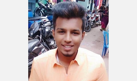 உயிரைப் பறித்த ஆன்லைன் விளையாட்டு: கல்லூரி மாணவர் தூக்கிட்டுத் தற்கொலை