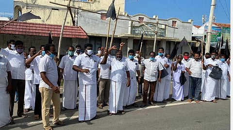 மின்சார சட்டத் திருத்த மசோதாவைத் திரும்பப் பெறுக: சத்தியமங்கலத்தில் கருப்புக் கொடி ஆர்ப்பாட்டம்