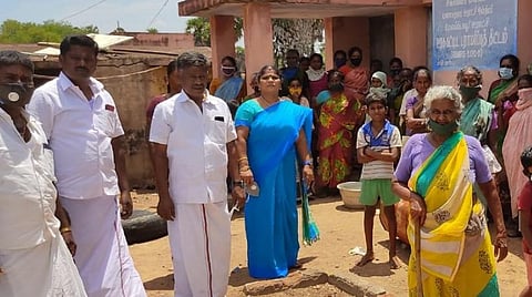மானாமதுரை அருகே விளாக்குளத்தில் ரேஷன்அரிசியில் துர்நாற்றம் வீசியதால் கிராமமக்கள் கடையை முற்றுகையிட்டனர்.