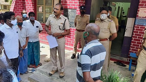 கயத்தாறு காவல் நிலையத்தை முற்றுகையிட்ட வியாபாரி சந்தனத்தின் உறவினர்களுடன் டி.எஸ்.பி.கலைகதிரவன் பேச்சுவார்த்தை நடத்தினார்.