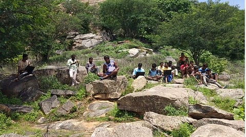 ஆம்பூர் அருகே இணையப் பிரச்சினை: வனப்பகுதிக்குப் படையெடுக்கும் கிராம இளைஞர்கள்