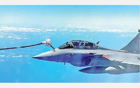 பிரான்ஸில் இருந்து இந்தியாவுக்கு 5 ரஃபேல் போர் விமானங்கள் வந்து கொண்டிருக்கின்றன. வரும் வழியில் ஒரு விமானத்தில் நடுவானில் எரிபொருள் நிரப்பினர்.படம்: பிடிஐ