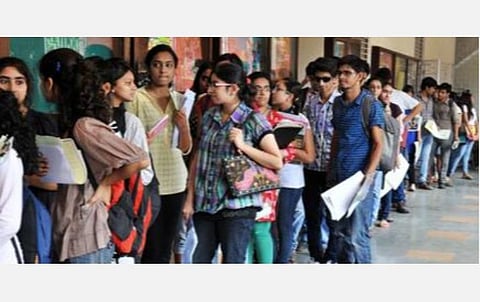 வருமானம், சாதி சான்றிதழ் வழங்குவதில் தாமதம்; கல்லூரிகளில் சேர்க்கை பாதிப்பு: மாணவர்கள் புகார்