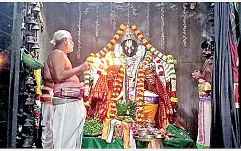 தஞ்சாவூர் மாவட்டம் கும்பகோணம் அருகே உள்ள நாச்சியார்கோவில் சீனிவாச பெருமாள் கோயிலில் கல் கருடனுக்கு நேற்று நடைபெற்ற சிறப்பு வழிபாடு.