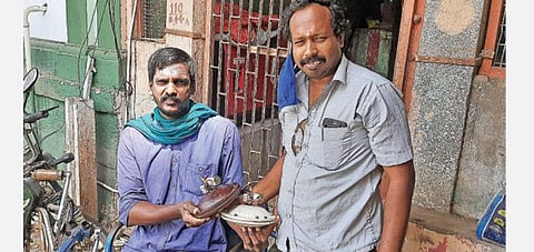 அரசு மருத்துவமனை மின்விசிறிகளை இலவசமாக சரி செய்து தரும் சமூக ஆர்வலர்: சிதம்பரத்தில் மருத்துவர்கள் பாராட்டு