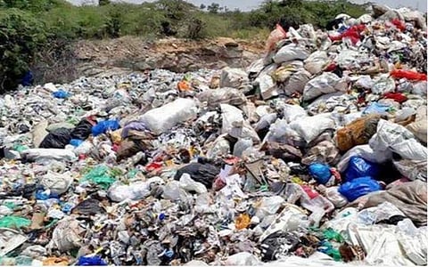 தமிழகத்தில் கேரளக் கழிவுகள் கொட்டப்படுவதைத் தடுக்க எல்லை தொடங்கும் பகுதியில் சோதனைச் சாவடி அமைப்பு: உயர் நீதிமன்ற கிளை நீதிபதிகள் கருத்து