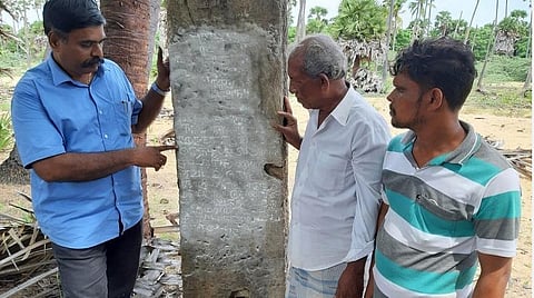 ஏரான்துறை கஞ்சிப்பள்ளி பகுதியில் உள்ள தோப்பில் கல்வெட்டை வாசித்துக் காட்டும் வே. ராஜகுரு