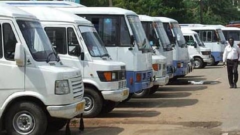 சுற்றுலா வாகன சாலை வரியை ரத்து செய்யக்கோரி மதுரையில் ஓட்டுநர்கள் ஆர்ப்பாட்டம்