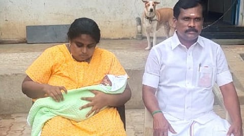 16 ஆண்டுகளுக்குப் பின் குழந்தைப்பேறு: பிரசவத்திற்காக மனைவியை அரசு மருத்துவமனையில் சேர்த்து முன்னுதாரணமாக திகழ்ந்த மானாமதுரை எம்எல்ஏ