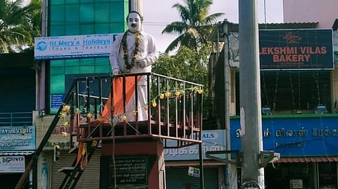 குழித்துறை அருகே அண்ணா சிலை மீது காவி துணி: மர்ம நபர்கள் செயலால் பரபரப்பு
