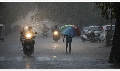 வளிமண்டல மேலடுக்குச் சுழற்சி; பெரும்பாலான மாவட்டங்களில் மழை வாய்ப்பு: வானிலை ஆய்வு மையம் தகவல்