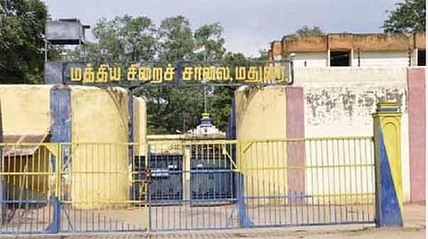 கழுத்து வலிக்கு சிகிச்சை முடிந்தது: மீண்டும் சிறையில் அடைக்கப்பட்டார் சாத்தான்குளம் காவல் ஆய்வாளர் ஸ்ரீதர்