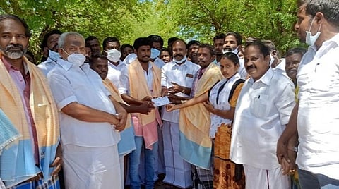 குருவிகளுக்காக இருளில் வாழ்ந்த கிராமமக்களை பாராட்டிய மு.க.ஸ்டாலின்: திமுக நிதியுதவி