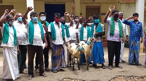 கால்நடை சந்தைகளைத் திறக்க வலியுறுத்தி முகக்கவசம் அணிவிக்கப்பட்ட ஆடுகளுடன் கோவில்பட்டி கோட்டாட்சியர் அலுவலகத்தை முற்றுகையிட்ட விவசாயிகள்