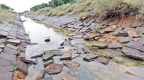ஆந்திராவிலிருந்து தமிழகத்துக்கு வரும் கிருஷ்ணா நீர் கடந்த மாதம் முதல் நிறுத்தப்பட்டது. திருவள்ளூர் மாவட்டத்தில் பல இடங்களில் மழை பெய்து கால்வாய் மூலம் செம்பரம்பாக்கம் ஏரிக்கு செல்லும் மழைநீர், திருமழிசை அருகே தனியார் கல்லூரி அருகே உள்ள கால்வாய்களில் ஏற்பட்டுள்ள உடைப்பால் தடைபடுகிறது.படம்: ம.பிரபு