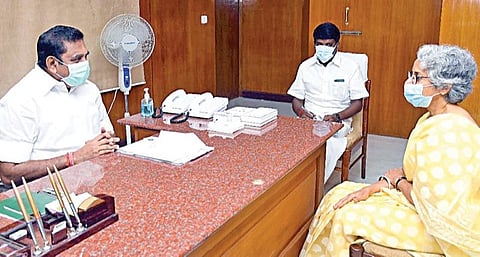 உலக சுகாதார அமைப்பின் தலைமை விஞ்ஞானி டாக்டர் சவுமியா சுவாமிநாதன் மரியாதை நிமித்தமாக சென்னை தலைமைச் செயலகத்தில் முதல்வர் பழனிசாமியை நேற்று சந்தித்தார். உடன் சுகாதாரத் துறை அமைச்சர் சி.விஜயபாஸ்கர்.