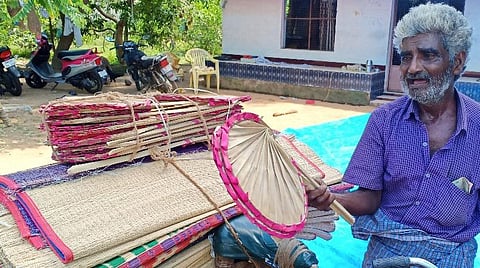 வடகாடு பகுதியில் பனை ஓலை விசிறி விற்பனையில் ஈடுபட்ட மாசிலாமணி.