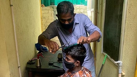 ஆதரவற்ற இல்லங்களை அரவணைக்கும் சலூன் கடைக்காரர்: கரோனா ஊரடங்கிலும் இலவசமாக முடிதிருத்தம் செய்கிறார்