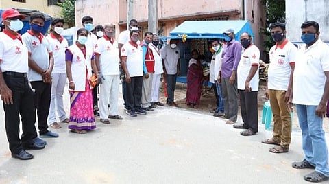 கரோனாவால் வாழ்வாதாரம் இழந்த கணவனால் கைவிடப்பட்ட பெண்ணிற்கு ரூ.25 ஆயிரம் மதிப்பில் பெட்டிக்கடை: உதவிக்கரம் நீட்டிய முன்னாள் அரசுப் பள்ளி மாணவர்கள்