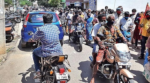உடுமலை கச்சேரி வீதியில் கரோனா அச்சமின்றி இடைவெளியின்றி சாலையில் செல்லும் பொதுமக்கள் | படம்: எம்.நாகராஜன்.