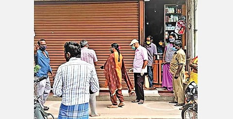 ஆத்தூரில் கடைக்கு வரும் வாடிக்கையாளர்களிடம் சமூக இடைவெளி கடைபிடிக்க வலியுறுத்த தவறிய மளிகைக் கடைக்கு நகராட்சி ஊழியர்கள் சீல் வைத்தனர்.