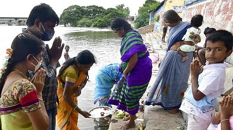 திருச்சி மேலச் சிந்தாமணி காந்தி படித்துறையில் ஆடிப் பெருக்கு வழிபாடு நடத்திய மக்கள். | படம்: ஜி.ஞானவேல்முருகன்.