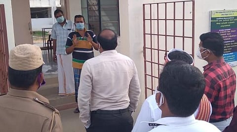 நோய்த்தொற்றால் பாதிக்கப்பட்டவர்களிடம் மருத்துவ சிகிச்சைகள் குறித்து மாவட்ட ஆட்சியர் சிவன் அருள் கேட்டறிந்தார்.