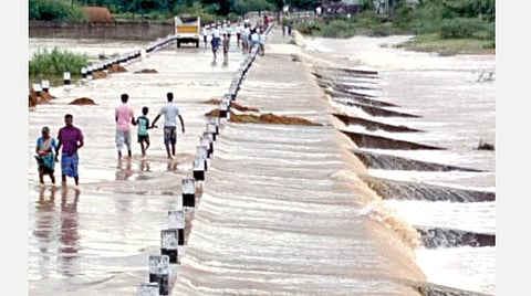 கிருஷ்ணாபுரம் அணை நிரம்பி உபரிநீர் வெளியேற்றம்; கொசஸ்தலை ஆற்றின் 4 தரைப்பாலம் நீரில் மூழ்கின