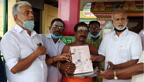 கோயில் அமைந்துள்ள இடத்துக்கான பத்திரத்தை அமைச்சர் ஆர்.கமலக்கண்ணன் முன்னிலையில் பசுபதியிடம் தானமாக வழங்கிய சின்னதம்பி (எ) அப்துல் காதர்.