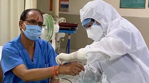 சிவராஜ் சிங் சவுகானுக்கு ராக்கி அணிவித்த நர்ஸ்: மருத்துவமனையில் ரக்ஷா பந்தன் கொண்டாட்டம்