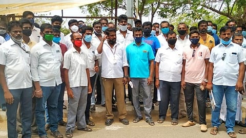 இ-பாஸ் முறையை ரத்து செய்யக் கோரி தூத்துக்குடி ஆட்சியர் அலுவலகம் முன்பு முற்றுகை போராட்டம் நடத்திய வாடகை கார் ஓட்டுநர்கள்.