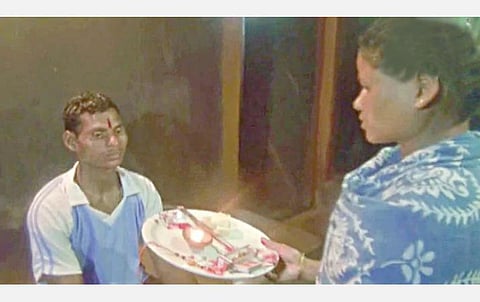 தனது தங்கை லிங்கேடவுன் ரக் ஷா பந்தன் கொண்டாடிய மல்லா.