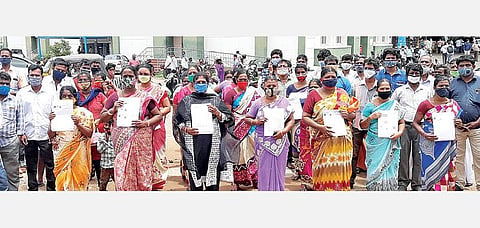 திருப்பூர் மாவட்ட காவல் கண்காணிப்பாளர் அலுவலகத்துக்கு நேற்று புகார் அளிக்க வந்த பாதிக்கப்பட்ட மக்கள்.