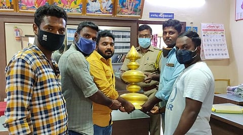 விநாயகர் கோயில் கோபுரக் கலசத்தை கோயில் நிர்வாகிகளிடம் ஒப்படைத்த காவல் துறையினர்.