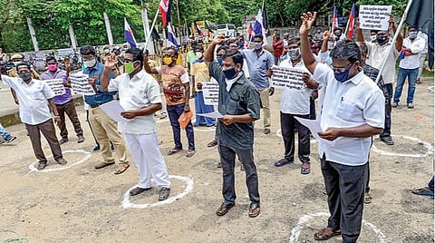 தமிழ்நாடு மீனவர் இயக்கங்களின் ஒருங்கிணைப்புக் குழு சார்பில், சென்னை சேப்பாக்கம் விருந்தினர் மாளிகை அருகில் கவன ஈர்ப்பு ஆர்ப்பாட்டம் நேற்று நடந்தது. வழக்கமாக ஆர்ப்பாட்டத்தில் பங்கேற்போர் சமூக இடைவெளியை கடைபிடிப்பதில்லை. இதனால், சமூக இடைவெளிக்காக காவல் துறையினர் வட்டமிட்டு அதில் ஆர்ப்பாட்டம் செய்ய அனுமதித்தனர். படம்: பு.க.பிரவீன்